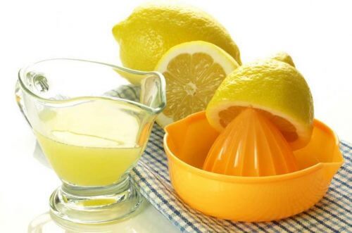 Hausmittel gegen Zahnstein: Zitronensaft
