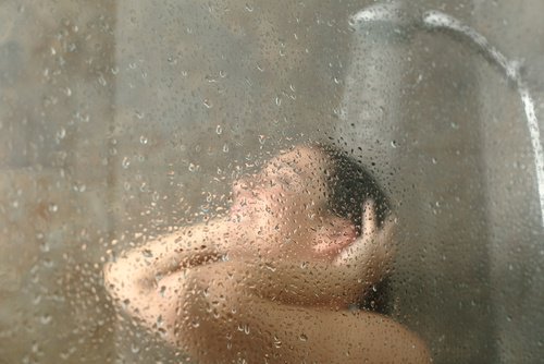 Frau in der Dusche