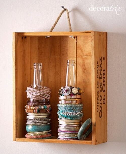 Flasche als Halter für Armbäner
