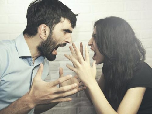 Mann und Frau diskutieren und erfahren Liebe ohne Leidenschaft
