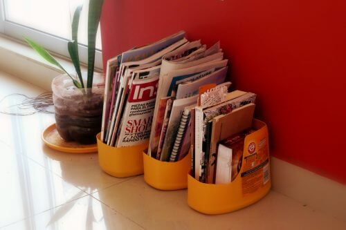 Plastikflaschen recyceln und in einen Zeitschriftenständer verwandeln