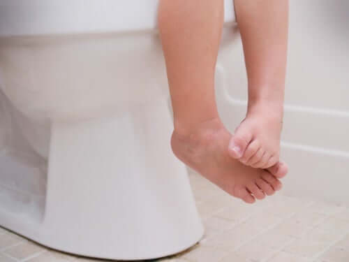Kind auf der Toilette