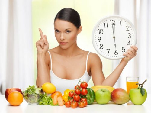Frau empfiehlt dir Obst und Gemüse und fragt sich warum dein Bauchfett nicht schmilzt