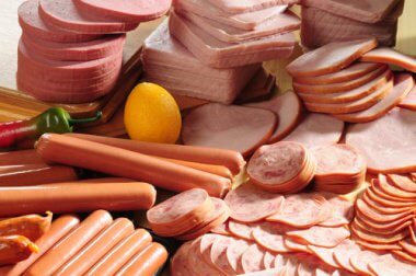 Was tun bei einer Reizblase? Auf Wurstwaren verzichten