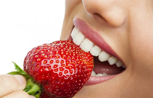 Zahnstein natürlich entfernen mit Erdbeeren