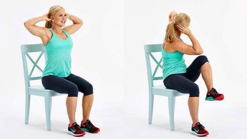 Übungen mit Stuhl für einen flachen Bauch: seitlicher Knie-Crunch
