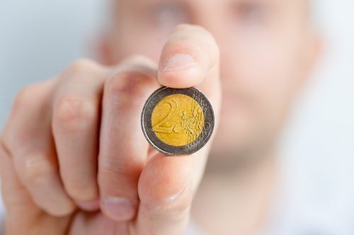 Verwende deinen Tastsinn für ein starkes Gedächtnis und mache Fingerübungen mit einer Münze
