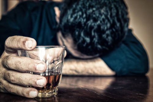 Willst du einem Aneurysma vorbeugen, sind Alkohol- und Tabakkonsum schlecht.