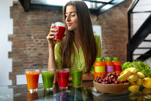 Frau macht einwöchige Detox-Kur mit grünen Smoothies