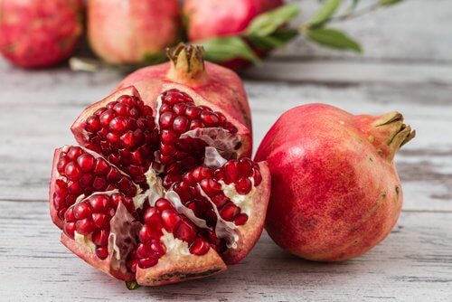 Granatäpfel sind eines vieler Lebensmittel gegen Blutarmut.