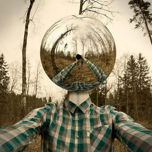 Mann im Wald mit Glaskugel