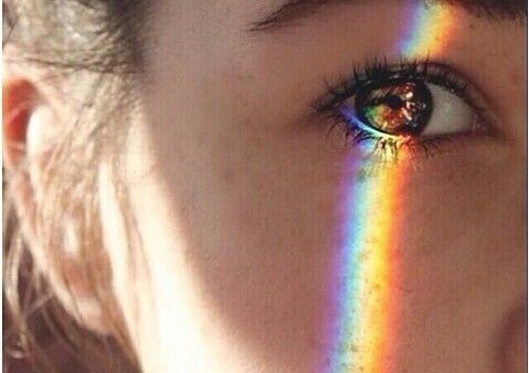 Körpersprache und Blick mit Regenbogen im Auge