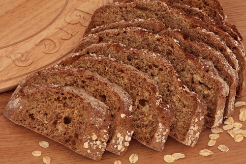 Vollkornbrot ist eines vieler Lebensmittel gegen Blutarmut.