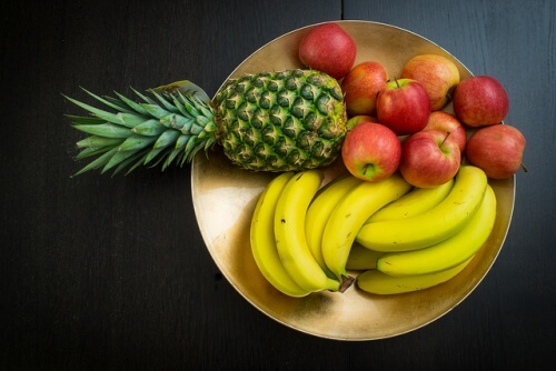 Ananas, Bananen und Äpfel solltest du nach dem Essen vermeiden.