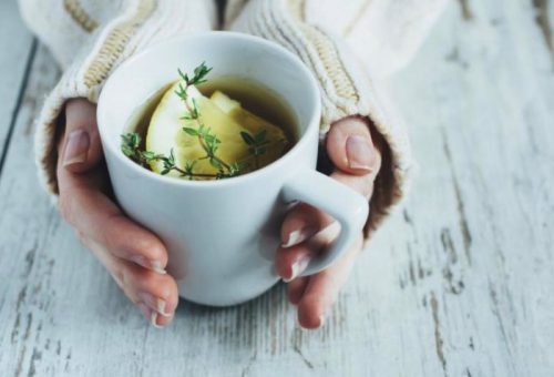 beruhigende Tees für ältere Menschen mit Zitrone und Thymian