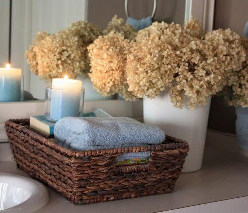 schönes Badezimmer mit Korb