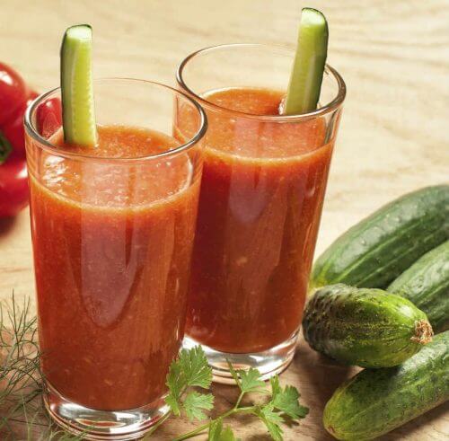 Detox-Getränke mit Gurke und Tomaten