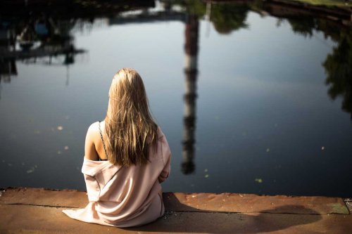 Frau am See hat keine Angst vor der Einsamkeit