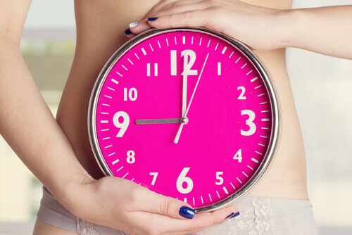 Frau mit Uhr braucht Hausmittel gegen Amenhorroe