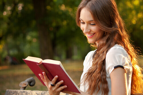 Frau mit Buch hat keine Angst vor der Einsamkeit