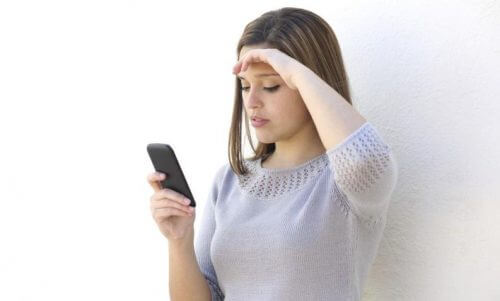 Frau mit Handy will Negatives in Positives verwandeln