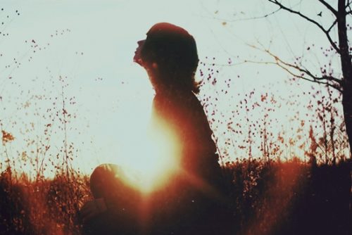 Frau in der Natur hat keine Angst vor der Einsamkeit