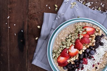 Samen und Obst für ein gesundes Frühstück ohne Milch