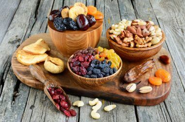 gesundes Frühstück ohne Milch aber mit Trockenfrüchten