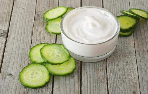 Joghurt und Gurke als Hausmittel gegen Hautflecken