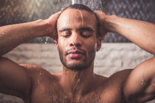 heiße Dusche und Übungen gegen Nackenschmerzen