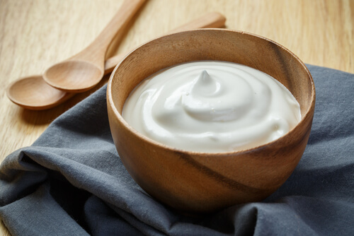 Naturjoghurt gegen weißen Zungenbelag