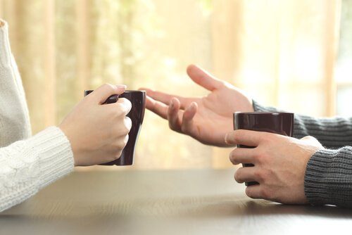 Körpersprache: die Hände sollte immer sichtbar sein