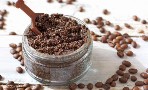 Hausmittel gegen Orangenhaut: Kaffeesatz und Wildrosenöl