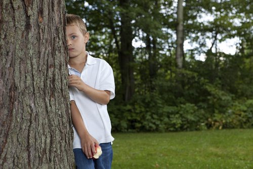 Kind mit Asperger-Syndrom in freier Natur