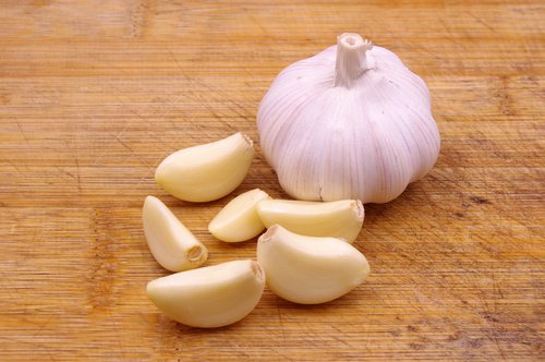 Knoblauch gegen weißen Zungenbelag