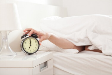 Am Morgen 5 Minuten länger schlafen kann die Gewichtsreduktion erschweren