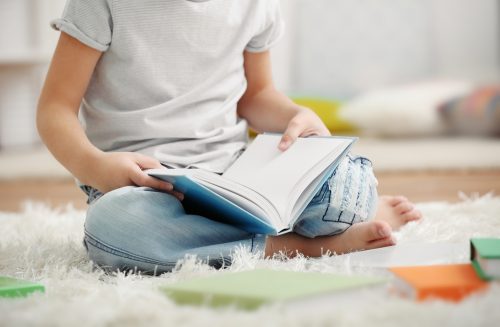 Kind mit Legasthenie übt Lesen
