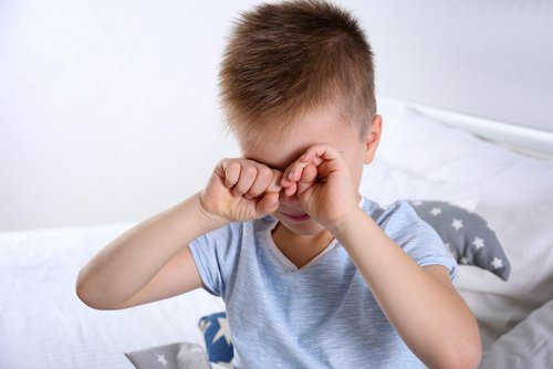 müdes Kind mit Asperger-Syndrom