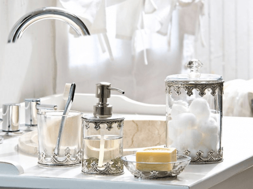 schönes Badezimmer mit Details