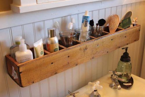 schönes Badezimmer mit Regal für Ordnung