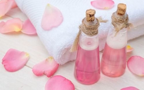 5 Rezepte mit Rosenwasser für schöne Haut