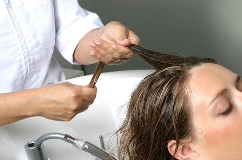 saisonal bedingter Haarausfall: Behandlung und Massage