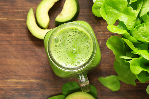 saisonal bedingter Haarausfall mit grünem Smoothie