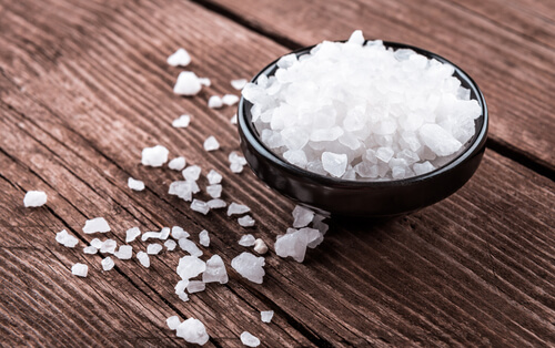  Grobes Salz gegen weißen Zungenbelag