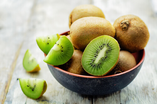 Ausgewogene Ernährung kann Osteoporose in der Menopause vermeiden.