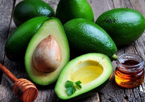 Aufgrund seiner positiven Eigenschaften sollte man den Avocadokern nicht wegwerfen.
