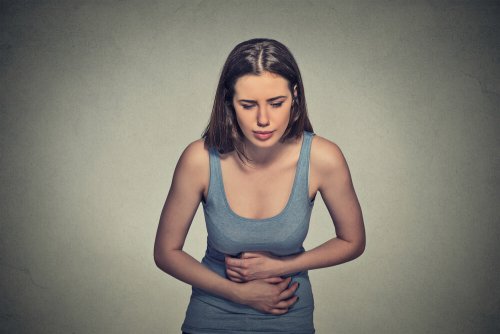 Frau leidet an Endometriose