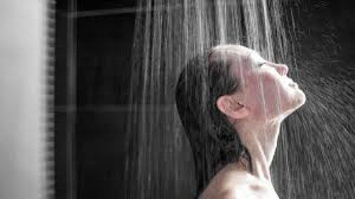 Diese 8 Fehler unter der Dusche machen wir täglich Diese 8 Fehler unter der Dusche machen wir täglich