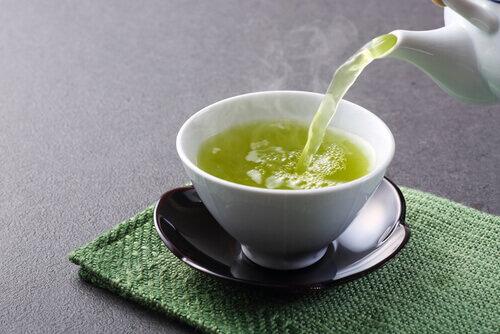 Fettverbrennende Lebensmittel sind zum Beispiel ein paar Tassen grüner Tee.