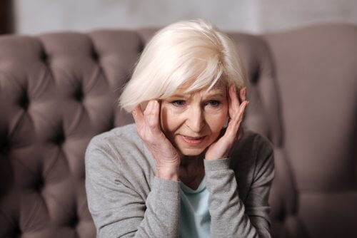 Frau braucht Tipps zur Vorsorge gegen neurodegenerative Krankheiten